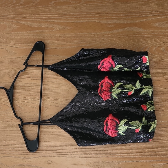 impulsive Tops - Black sequin crop top with roses Size L